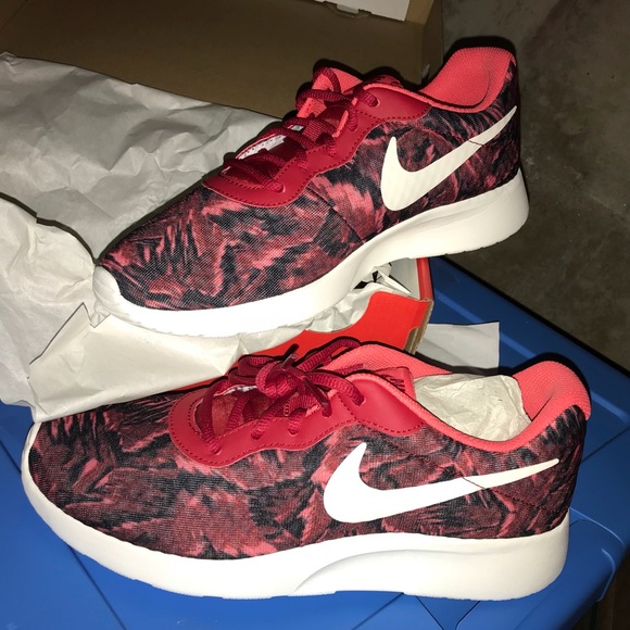 nike tanjun print shoes